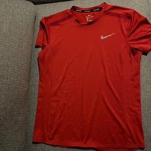 NIKE Running t shirt size L